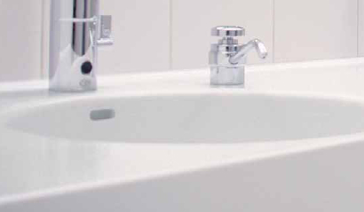 Waschtisch aus einem Guss gefertigt