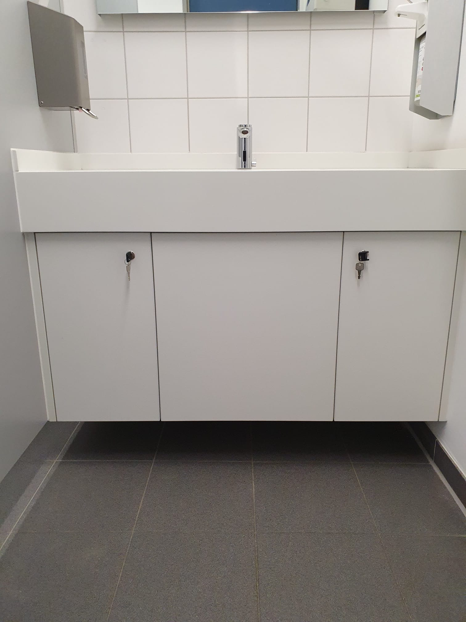 Waschtischanlage neben Trennwand